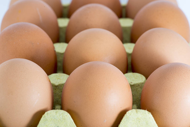 dúzia de ovos de galinha em copo de ovo de papelão
 - Foto, Imagem