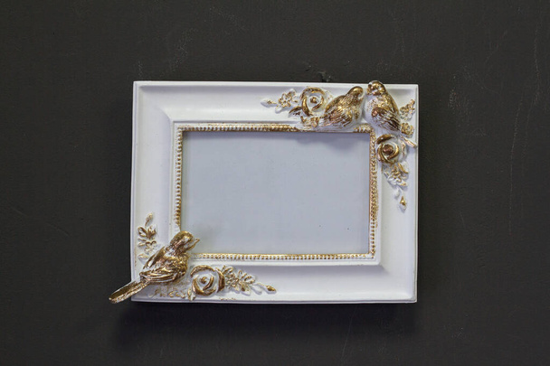 Κενό λευκό-χρυσό vintage τετράγωνο πλαίσιο σε βικτοριανό στυλ σε γκρι τοίχο, φόντο ή έννοια - Φωτογραφία, εικόνα
