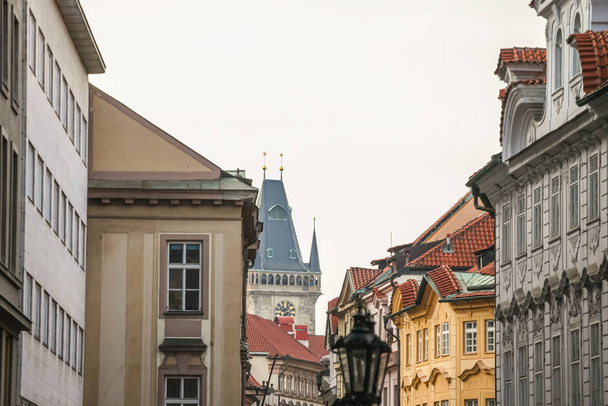 Antigua torre del Ayuntamiento, una torre del reloj, en Praga, República Checa, tomada de las estrechas calles de la Ciudad Vieja. También llamado Staromestska radnice, el antiguo ayuntamiento es un hito importante de la ciudad
 - Foto, Imagen