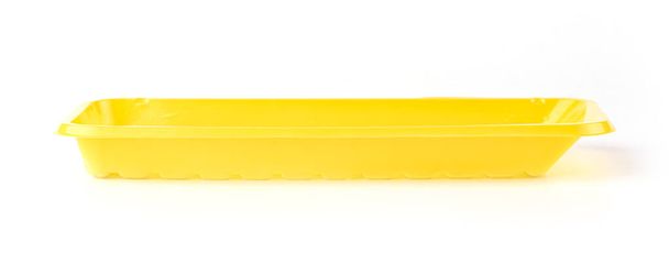 Жовтий пластиковий посуд харчовий контейнер ізольований над білим
  - Фото, зображення