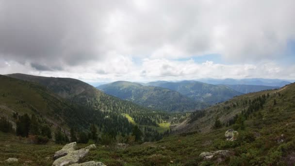 Θέα από την κορυφή του βουνού προς το όμορφο τοπίο - Πλάνα, βίντεο