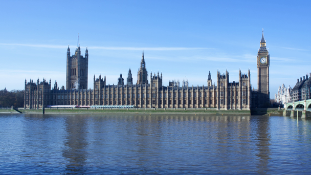 Aikataulu Big Ben ja talot parlamentin ja Thames-joen päivällä
 - Materiaali, video