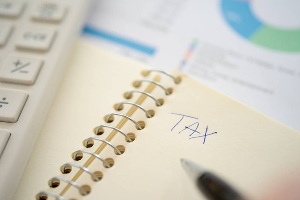 Platit roční příjmy (daně) za rok na kalkulačce. použití jako bac - Fotografie, Obrázek
