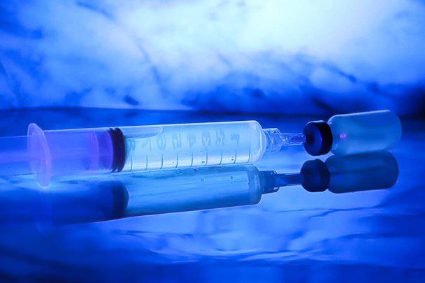 Хімічні речовини, що світяться під чорним світлом на синьому фоні
 - Фото, зображення
