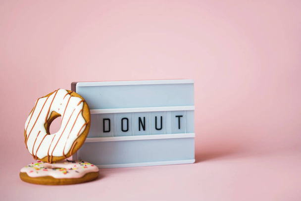 Big Donut und Lebkuchen Donut auf rosa Hintergrund Geburtstagsdekoration - Foto, Bild