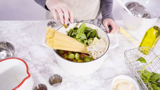 Een pot pasta maaltijd - Foto, afbeelding