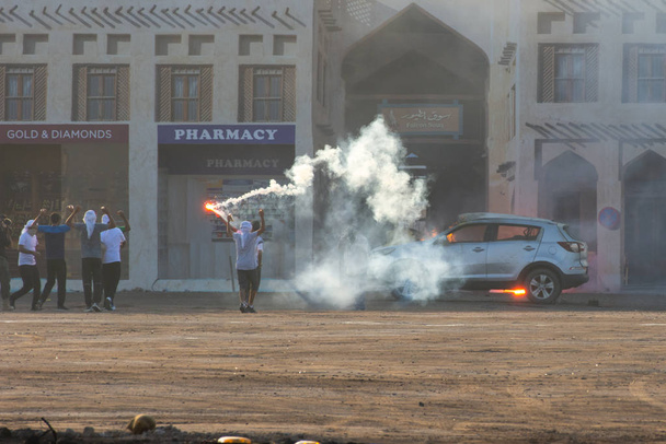 Die Militärpolizei reagierte auf einen Protest mit Tränengas, Rauch, Feuer und Explosionen. politischer Ausdruck, Aufruhr, Protest, Demonstration und militärisches Konzept. - Foto, Bild
