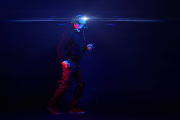 Hombre con auriculares de realidad virtual. Imagen con efecto glitch
 - Foto, imagen