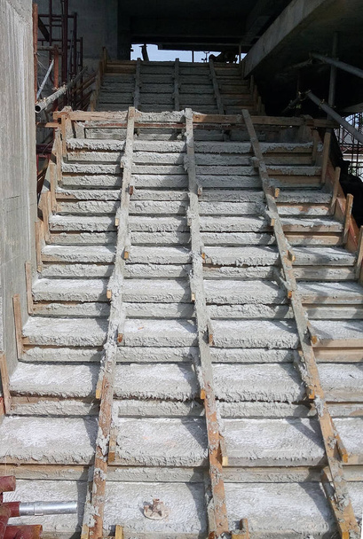 Κουάλα Λουμπούρ, Μαλαισία -12 Μαΐου 2018: Σκάλα σκυροδέματος υπό κατασκευή στο εργοτάξιο. Ξυλουργικές εργασίες κατασκευασμένες από εργάτες κατασκευών ως μούχλα σκάλας. - Φωτογραφία, εικόνα