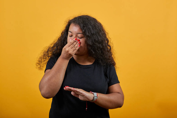 Insoddisfazione giovane donna con sovrappeso copre il naso dal cattivo odore
 - Foto, immagini