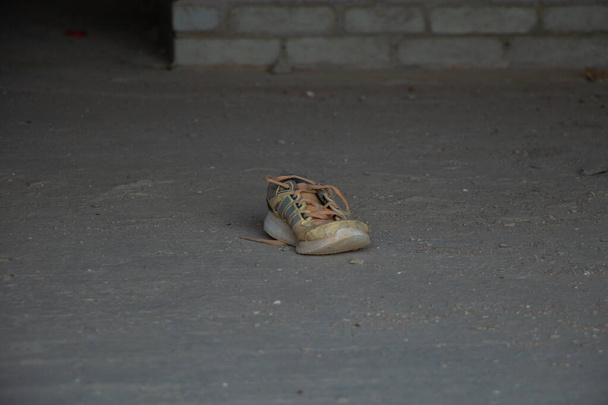 одна брудна кросівка лиже на підлогу покинутого готельного будинку в Єгипті - Фото, зображення