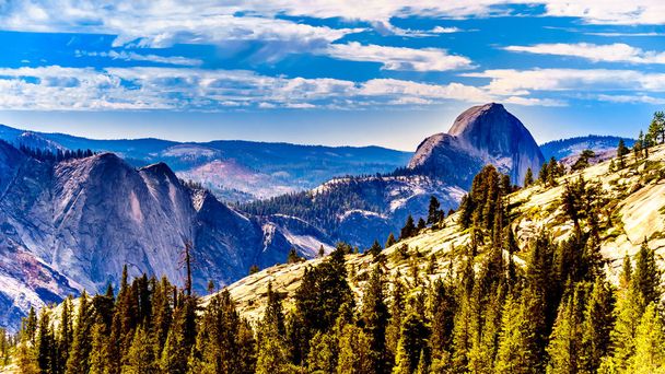 Pohled na Žulové hory a slavný Half Dome Yosemitského národního parku z Olmsted Point na Tioga Road, California, USA - Fotografie, Obrázek