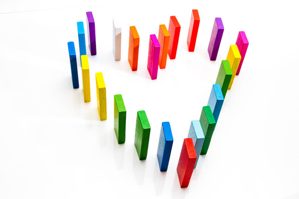 coração feito de painéis de madeira multi-coloridos. Conceito de construção em bloco
 - Foto, Imagem