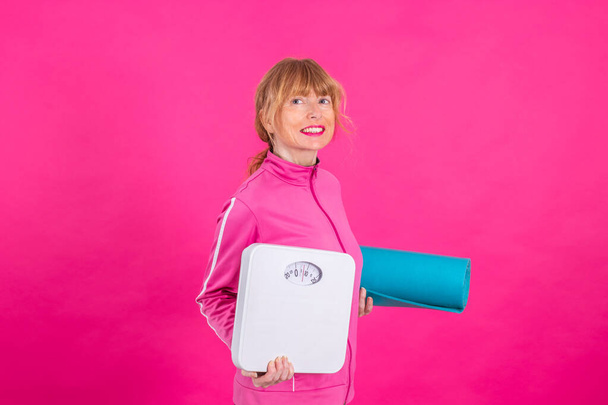 Frau mit Gewichtsverlust, Gewichts- und Diätwaage - Foto, Bild