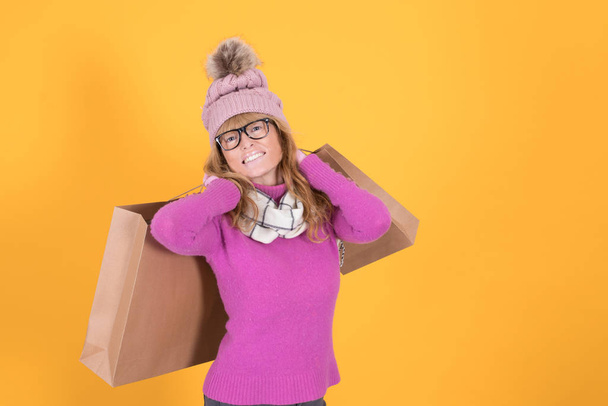 vrouw met winter mode en boodschappentassen - Foto, afbeelding