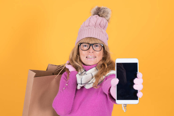 mujer con bolsas de compras y teléfono móvil - Foto, imagen
