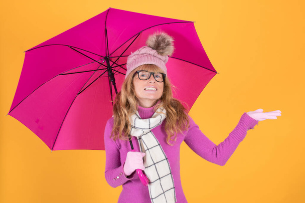 mujer adulta con paraguas caliente comprobando la lluvia
 - Foto, Imagen