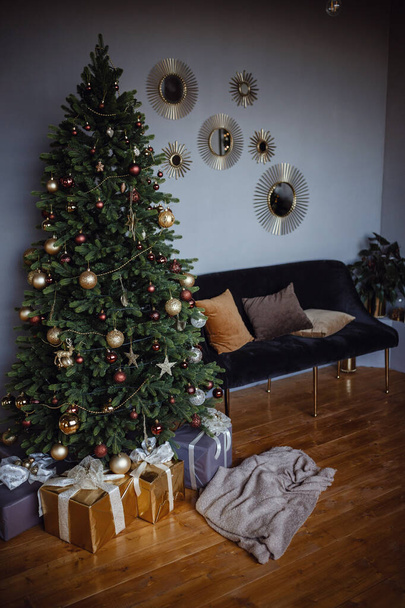 Hermosa habitación de apartamento gris moderno, decorado para Año Nuevo y
 - Foto, imagen