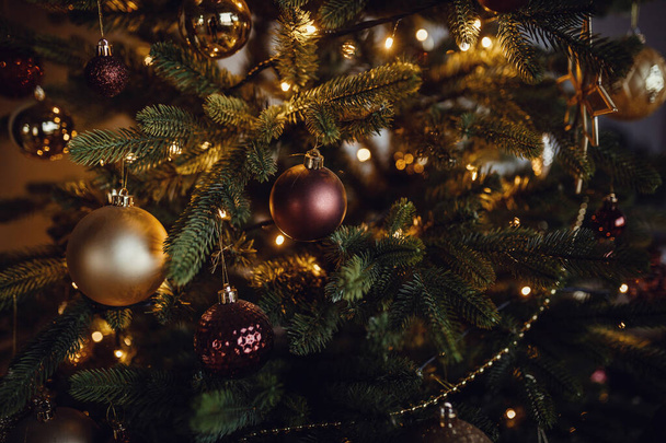 Beautifully decorated Christmas tree, closeup. balls and garland - Foto, afbeelding