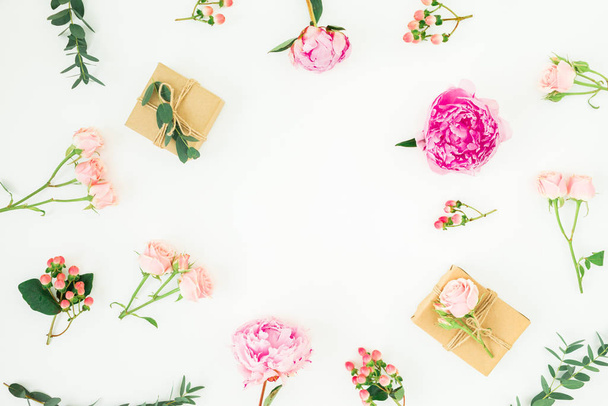 Cadre floral de pivoines fleurs, roses et eucalyptus avec des cadeaux
 - Photo, image