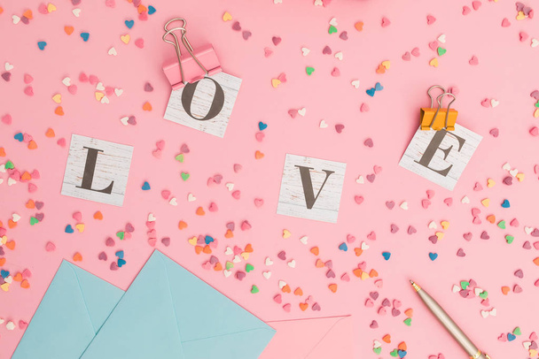Valentýn koncept s Love slovo z papírových karet, envel - Fotografie, Obrázek