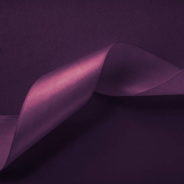 Abstraktní kudrnatá hedvábná stuha na purpurovém pozadí, exkluzivní luxus - Fotografie, Obrázek