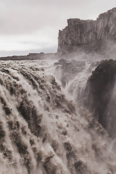 Драматичний вигляд знаменитого ісландського водоспаду Деттіфосс. Дихаттакін - Фото, зображення