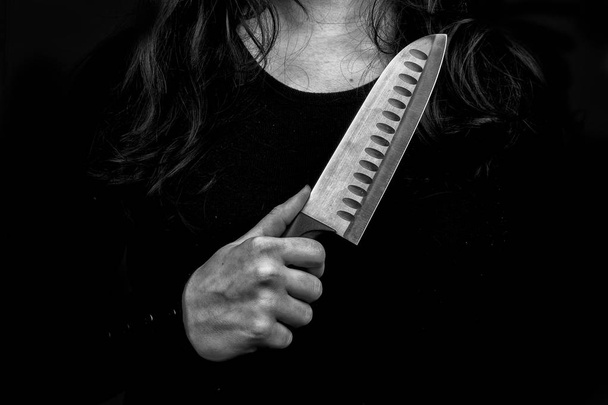 Un serial killer donna con un coltello in mano
 - Foto, immagini