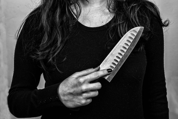 Γυναίκα κατά συρροή δολοφόνος κρατώντας ένα μαχαίρι στο χέρι του - Φωτογραφία, εικόνα