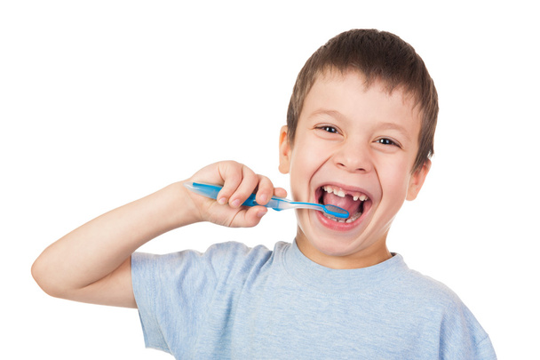 Portret van de jongen met de tandenborstel en verloren tand - Foto, afbeelding