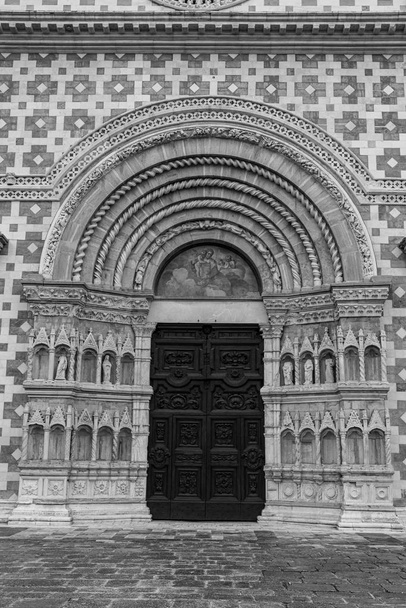 L 'Aquila, Abruzzo, Santa Maria di Collemaggio bazilika, a város vallási szimbóluma, 1288-ból származik. - Fotó, kép