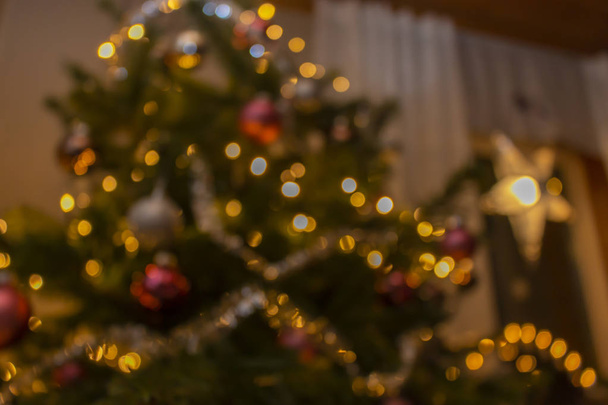 sfeervolle, kleurrijke kerstversiering met feeënlichtjes en - Foto, afbeelding