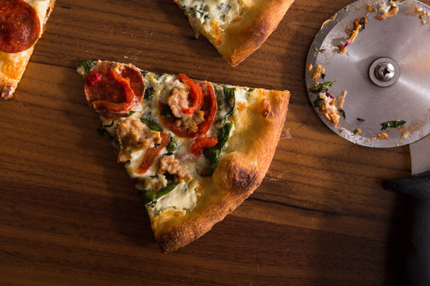 Arugula pizza with olive oil and parmesean - Foto, Bild
