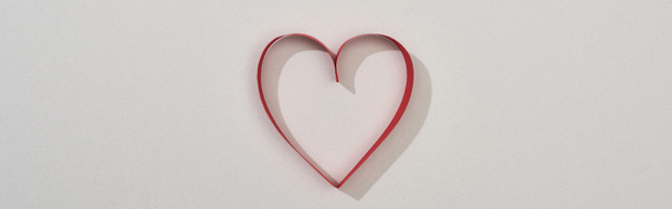 Horní pohled na červené papírové srdce na šedém pozadí, panoramatický záběr - Fotografie, Obrázek