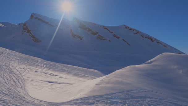 İsviçre 'deki kayak merkezinin karlı manzaraları - Video, Çekim