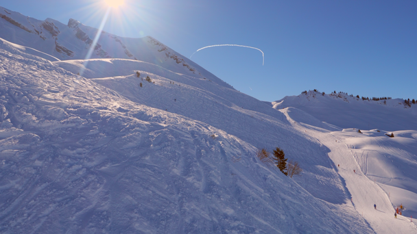İsviçre 'deki kayak merkezinin karlı manzaraları - Video, Çekim