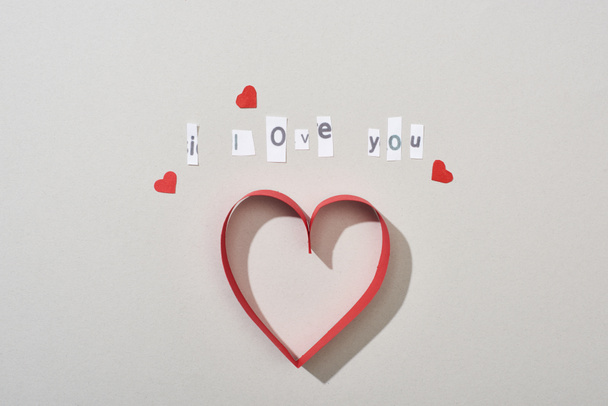 Top view of paper hearts with i love you lettering on grey background - Zdjęcie, obraz