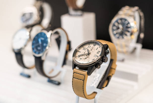 luxe horloges in een winkel staan - Foto, afbeelding