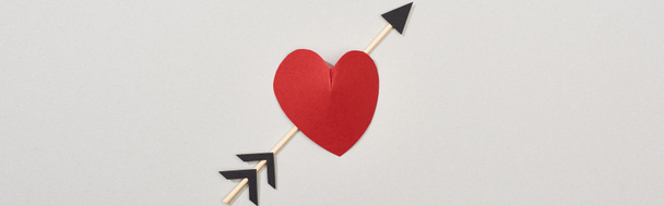 Κάτοψη από χαρτί σε σχήμα καρδιάς με βέλος που απομονώνεται σε γκρι, πανοραμικό πλάνο - Φωτογραφία, εικόνα