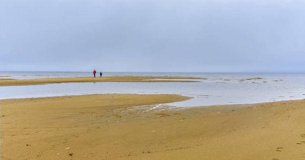 Осенний день на пляже Чудского озера в Псковской области
. - Фото, изображение