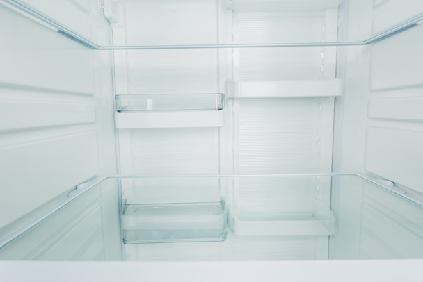 Limpiar estantes vacíos en nevera blanca
 - Foto, Imagen