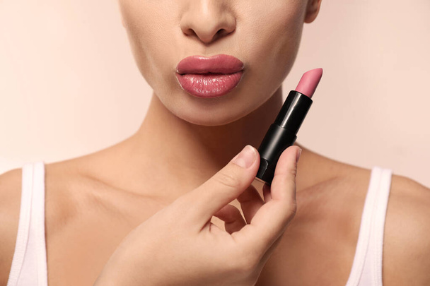 Woman with pink lipstick on light background, closeup - Foto, imagen