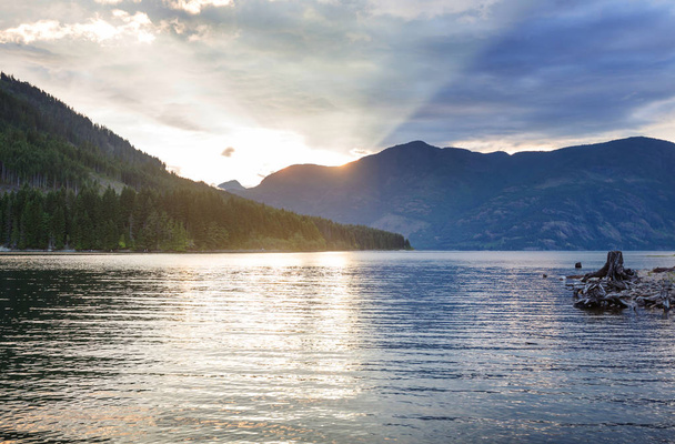 Lago na floresta tropical na ilha de Vancouver, Colúmbia Britânica, Canadá - Foto, Imagem