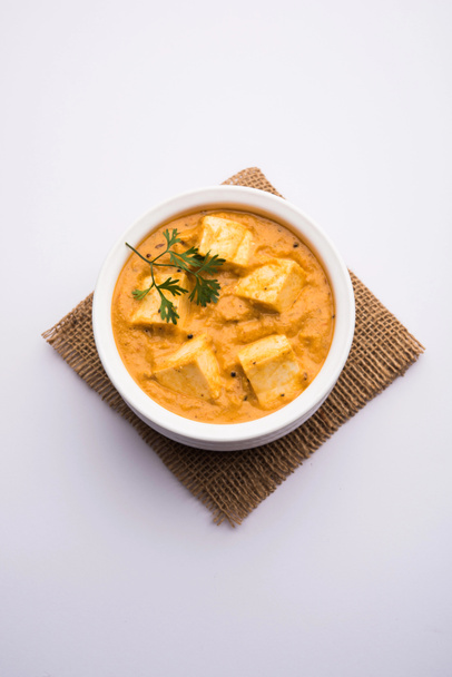 Paneer Korma, Kurma lub Quorma jest popularny indyjski przepis danie główne wykonane przy użyciu sera wiejskiego z curry z twarogu, orzechów kokosowych i nerkowca - Zdjęcie, obraz