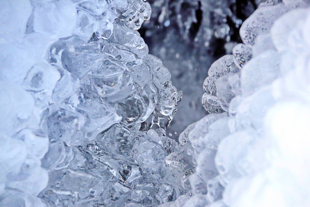 ghiaccio cristallino su un torrente di montagna
 - Foto, immagini
