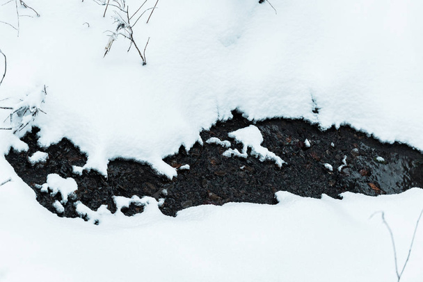 felső kilátás a kis vízfolyás folyik a havas hegyekben - Fotó, kép