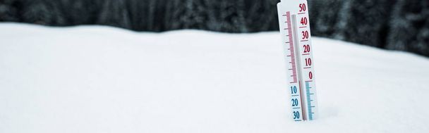termômetro em montanhas cobertas de neve, tiro panorâmico
 - Foto, Imagem