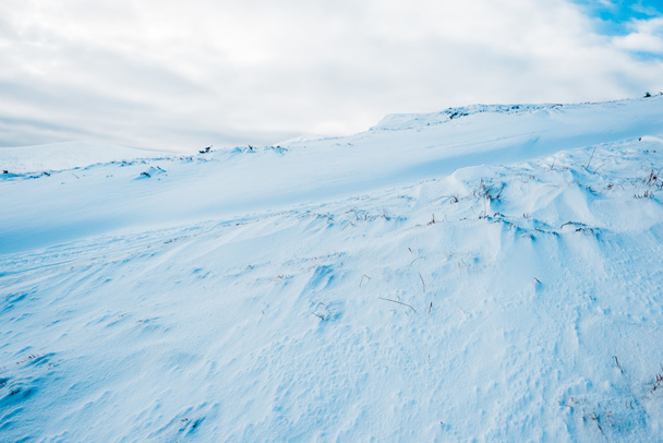 vista panorámica de la montaña nevada en blancas nubes esponjosas
 - Foto, Imagen
