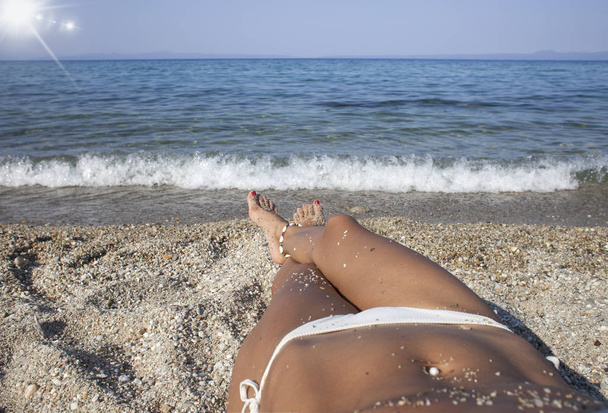 Mulher bronzeou pernas na praia de areia. Conceito de viagem. Pés felizes em um paraíso tropical. - Foto, Imagem