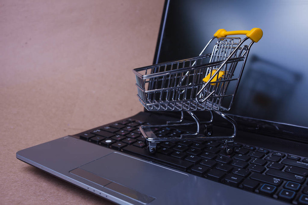 E-commerce. Shopping online, carrello della spesa sulla tastiera del laptop. - Foto, immagini